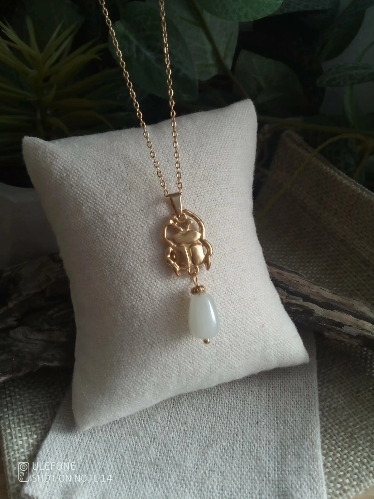 Collier pendentif scarabée égyptien et Pierre de jade